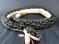 Geinige meer dan 2 meter lange pluchen slang schoon
