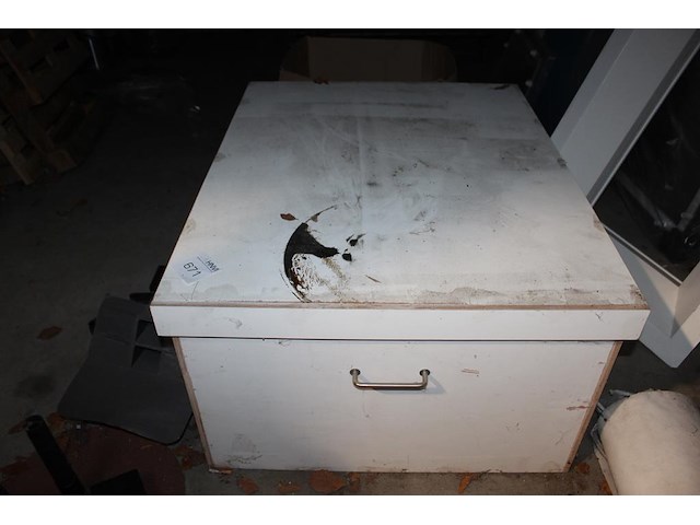 Geisoleerde houten kist met afmeting 105 x 84 x 51 cm. - afbeelding 1 van  3