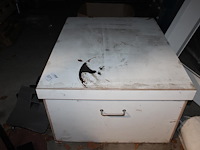 Geisoleerde houten kist met afmeting 105 x 84 x 51 cm. - afbeelding 1 van  3