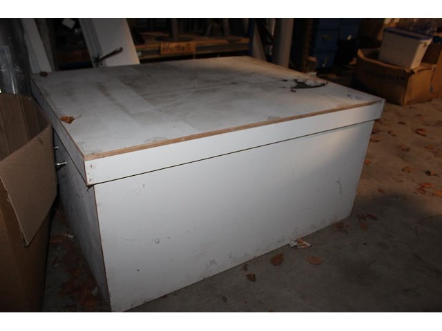 Geisoleerde houten kist met afmeting 105 x 84 x 51 cm. - afbeelding 2 van  3