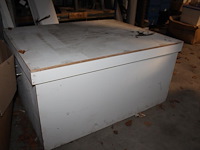 Geisoleerde houten kist met afmeting 105 x 84 x 51 cm. - afbeelding 2 van  3