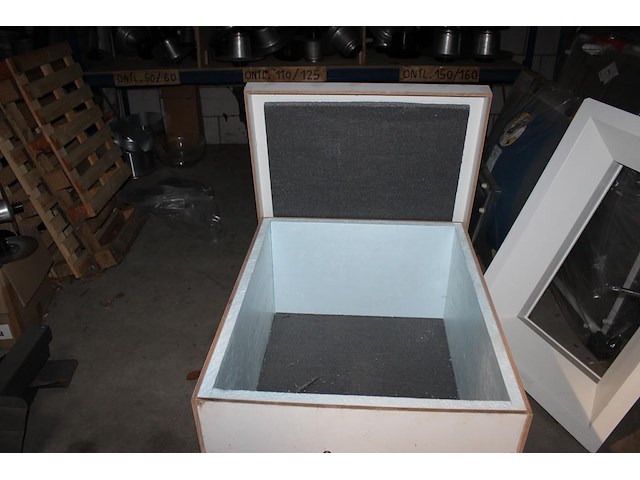 Geisoleerde houten kist met afmeting 105 x 84 x 51 cm. - afbeelding 3 van  3