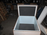 Geisoleerde houten kist met afmeting 105 x 84 x 51 cm. - afbeelding 3 van  3