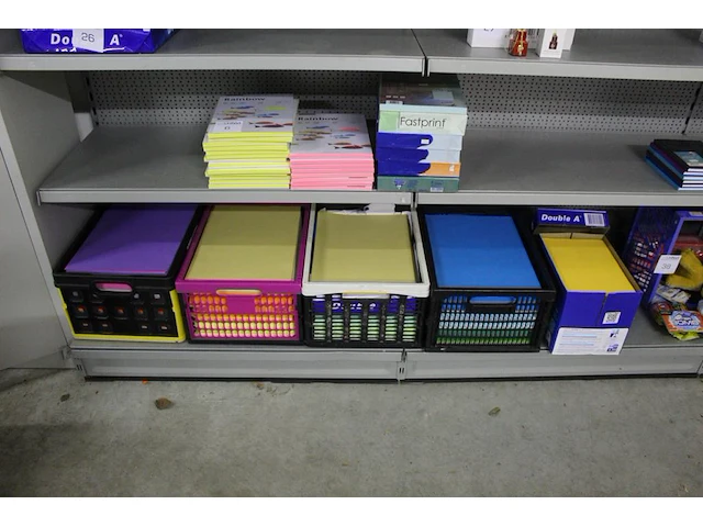 Gekleurd papier in diverse maten op twee schappen - afbeelding 1 van  4