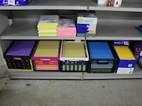 Gekleurd papier in diverse maten op twee schappen