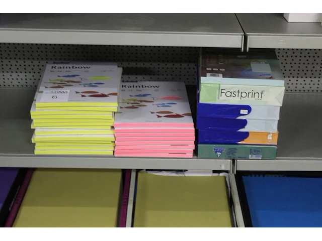 Gekleurd papier in diverse maten op twee schappen - afbeelding 2 van  4