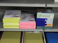 Gekleurd papier in diverse maten op twee schappen - afbeelding 2 van  4