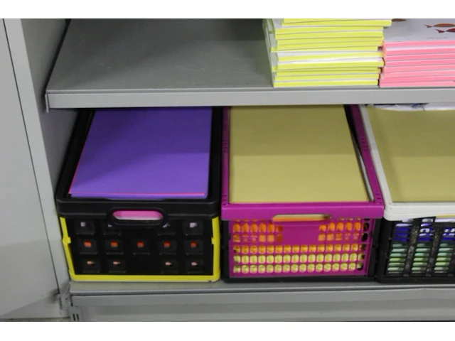 Gekleurd papier in diverse maten op twee schappen - afbeelding 3 van  4