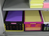 Gekleurd papier in diverse maten op twee schappen - afbeelding 3 van  4