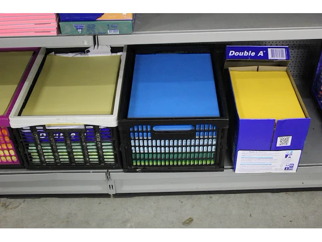 Gekleurd papier in diverse maten op twee schappen - afbeelding 4 van  4