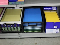 Gekleurd papier in diverse maten op twee schappen - afbeelding 4 van  4