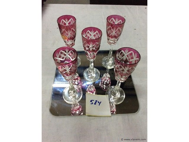 Gekleurde druppelglaasjes op spiegel - afbeelding 1 van  3