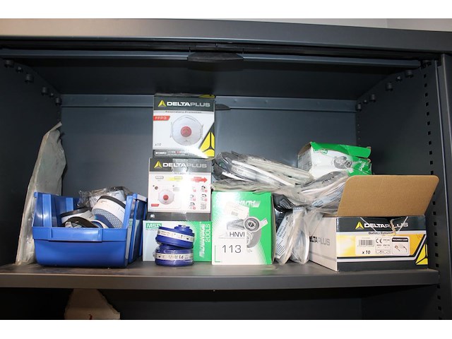 Gelaatsbescherming w.o. halfgezichtmaskers, mondkapjes en filters op schap. - afbeelding 1 van  1