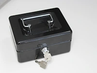 Geldkistje. afmeting 16 x 12 x 8 cm. - afbeelding 2 van  2