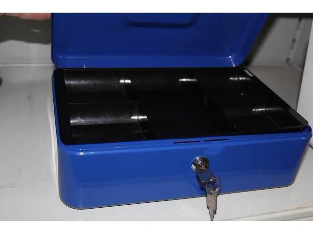 Geldkistje met twee sleutels - afbeelding 2 van  2