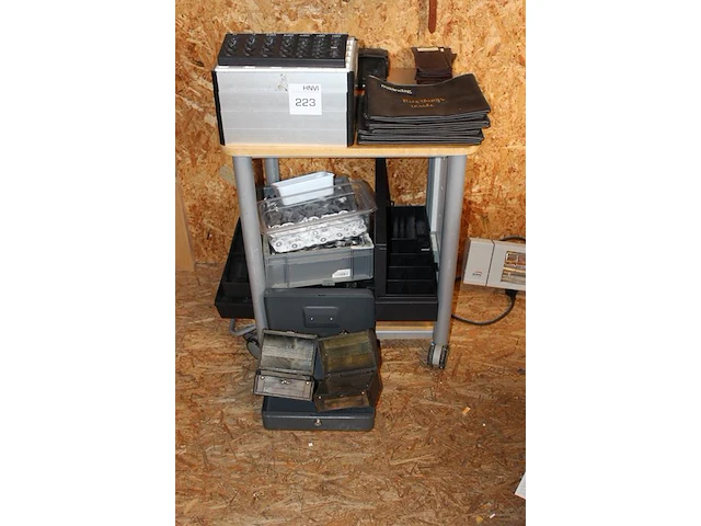 Geldreletateerde producten waaronder horecaportemonnee's , muntcassettes, kassalades, geldcassettes, geldki... - afbeelding 2 van  3