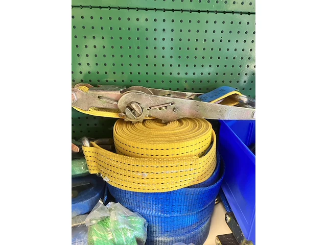 Gele spanband met ratelstuk 50mm breed 9 mtr. lang met ergo ratel - afbeelding 1 van  7