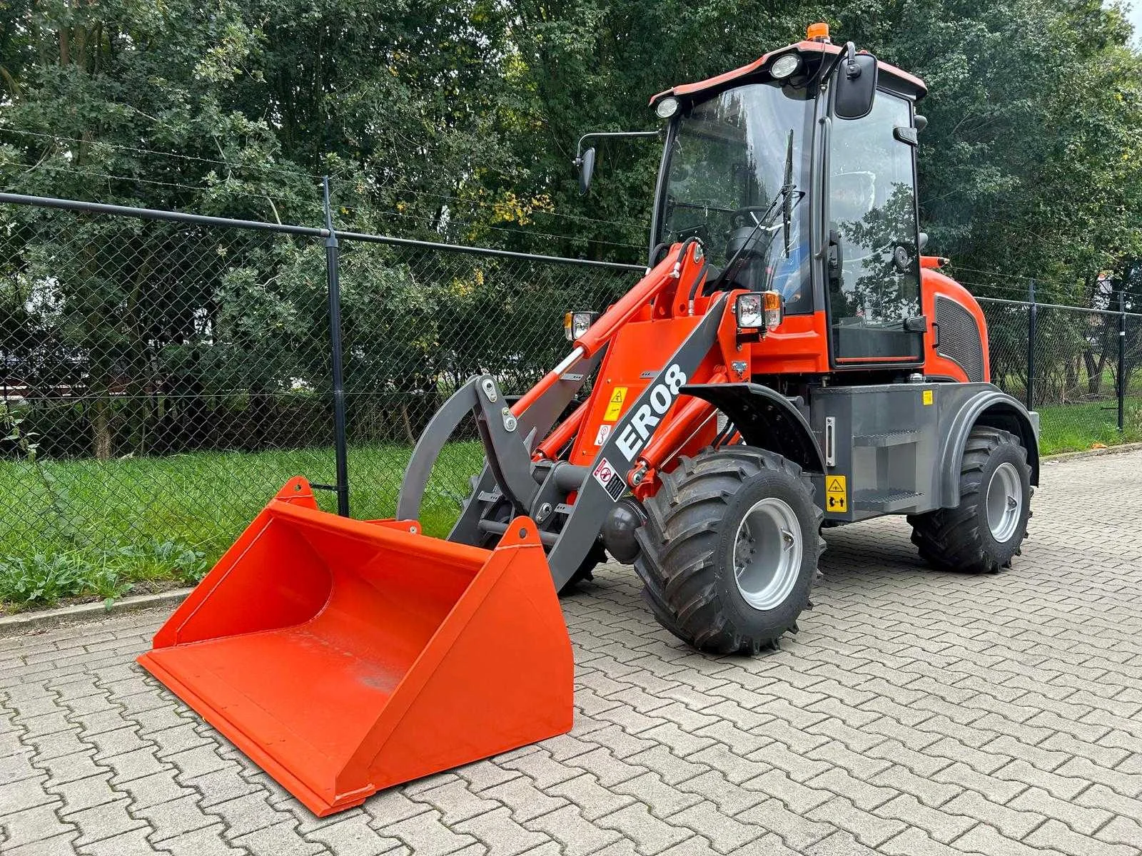 Generatoren, grondverzetmachines, machines en magazijninventaris