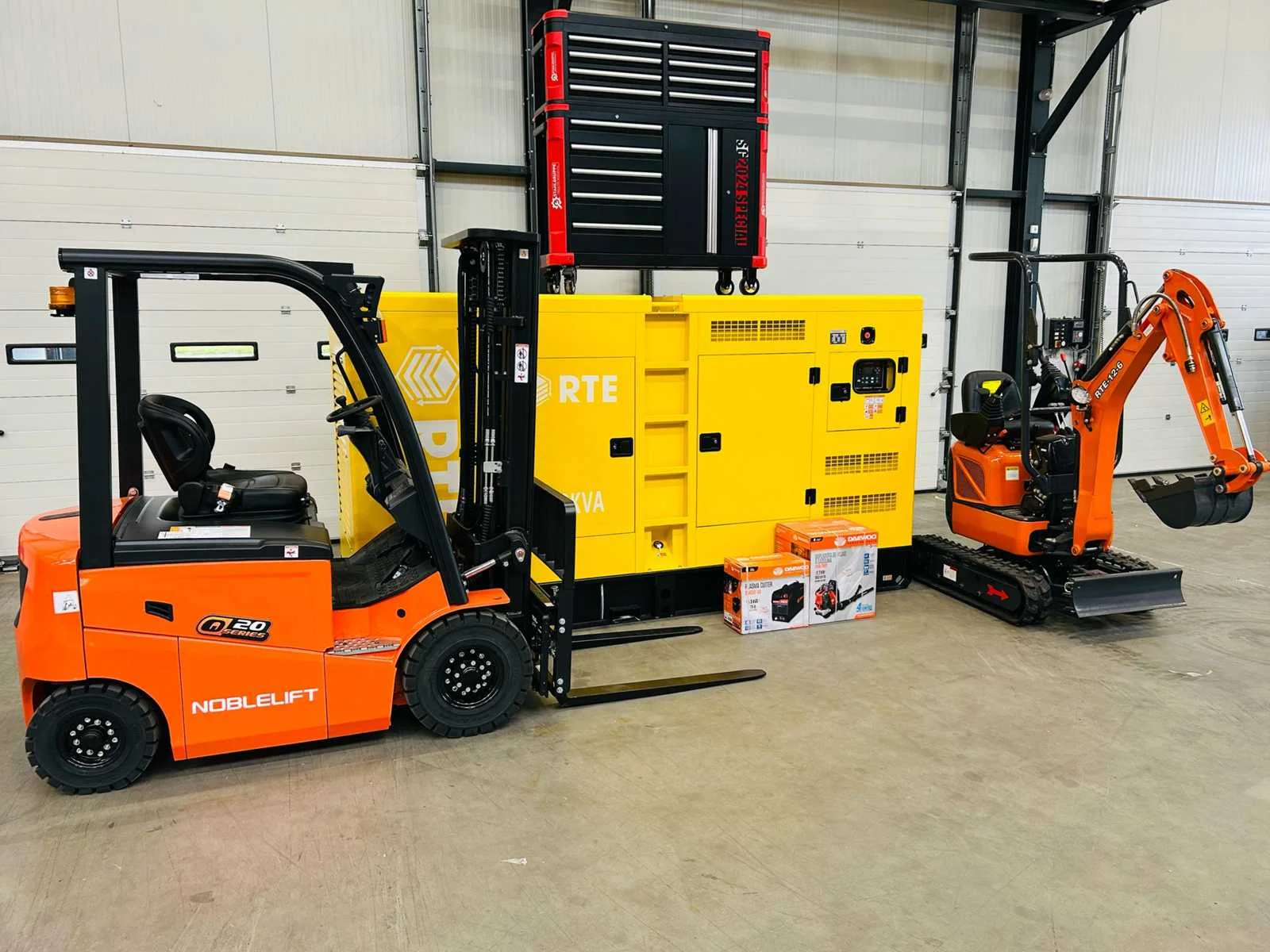 Generatoren, logistieke transportmiddelen, kasten en reinigingsmachines