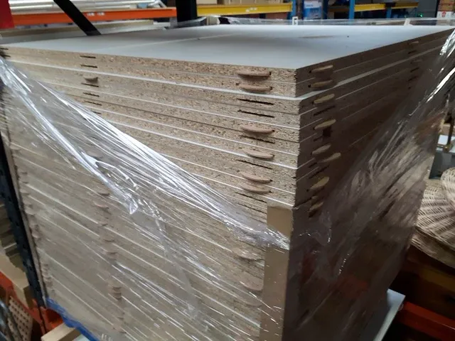Geplastificeerde spaanplaat vloerplaten met visbekjes, 100 x 100 cm en 18 mm dik, 50 platen dus 50 m/2 - afbeelding 1 van  3