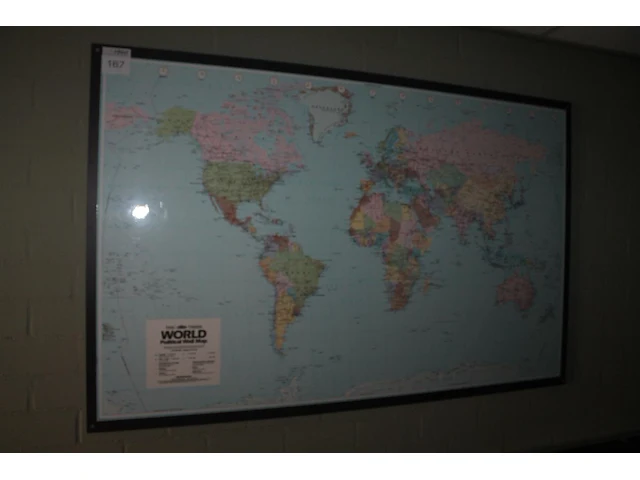 Geplastificeerde wereldkaart op houten bord. afmeting 156 x 100 cm. - afbeelding 1 van  1