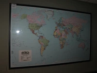 Geplastificeerde wereldkaart op houten bord. afmeting 156 x 100 cm. - afbeelding 1 van  1