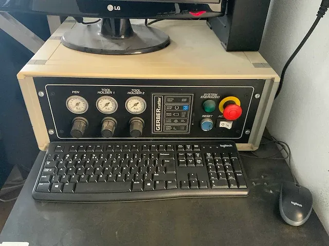 Gerber - cutter dcs-2500 - stoffen snijmachine met tafel - 2001 - afbeelding 13 van  35