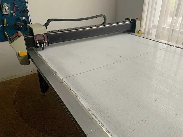 Gerber - cutter dcs-2500 - stoffen snijmachine met tafel - 2001 - afbeelding 18 van  35
