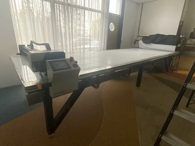 Gerber - cutter dcs-2500 - stoffen snijmachine met tafel - 2001 - afbeelding 12 van  35