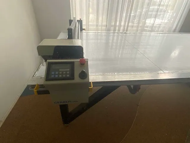 Gerber - cutter dcs-2500 - stoffen snijmachine met tafel - 2001 - afbeelding 30 van  35