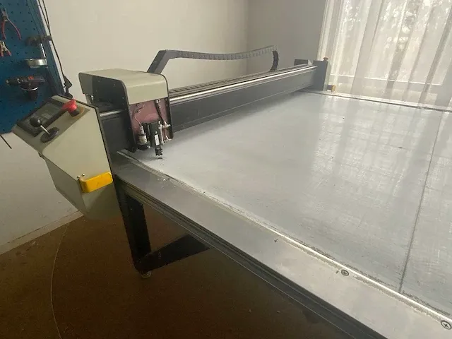 Gerber - cutter dcs-2500 - stoffen snijmachine met tafel - 2001 - afbeelding 31 van  35