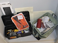 Gereedschap en klusproducten op schap. - afbeelding 1 van  3