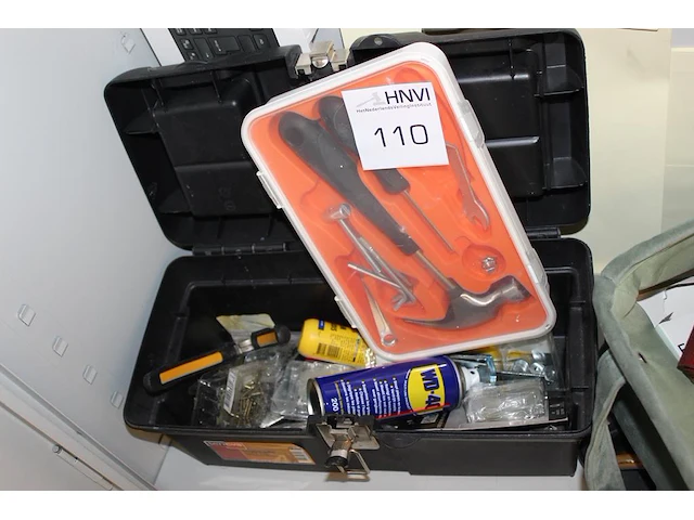 Gereedschap en klusproducten op schap. - afbeelding 3 van  3