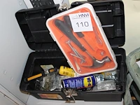 Gereedschap en klusproducten op schap. - afbeelding 3 van  3