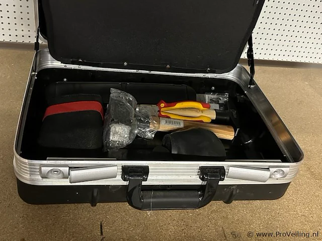 Gereedschap koffer met divers handgereedschap - afbeelding 2 van  3