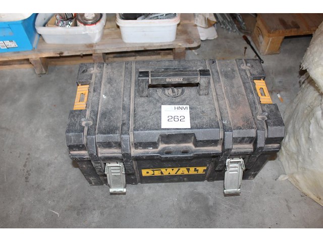 Gereedschapkoffer met o.a. hamers, tangen en loodkloppers. - afbeelding 1 van  2