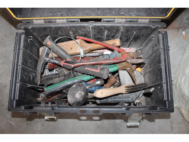 Gereedschapkoffer met o.a. hamers, tangen en loodkloppers. - afbeelding 2 van  2