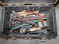 Gereedschapkoffer met o.a. hamers, tangen en loodkloppers. - afbeelding 2 van  2