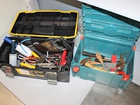Gereedschappen en bevestigingsmaterialen in 2 kunststof bakken. - afbeelding 1 van  3