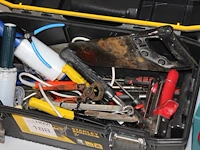 Gereedschappen en bevestigingsmaterialen in 2 kunststof bakken. - afbeelding 2 van  3