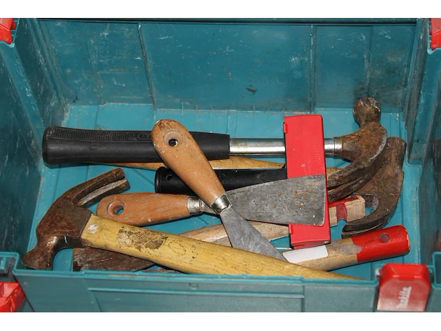 Gereedschappen en bevestigingsmaterialen in 2 kunststof bakken. - afbeelding 3 van  3