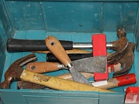 Gereedschappen en bevestigingsmaterialen in 2 kunststof bakken. - afbeelding 3 van  3
