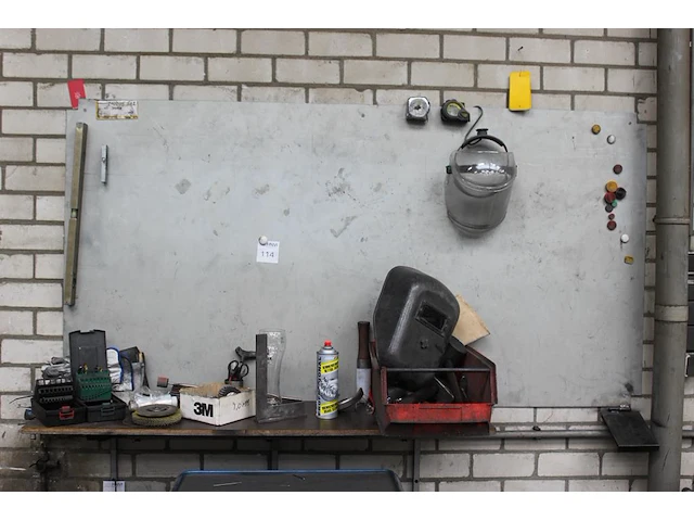 Gereedschappen en lasgerelateerde producten op schap en bord. - afbeelding 1 van  2