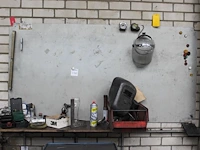 Gereedschappen en lasgerelateerde producten op schap en bord. - afbeelding 1 van  2