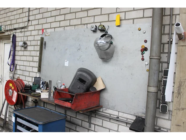 Gereedschappen en lasgerelateerde producten op schap en bord. - afbeelding 2 van  2