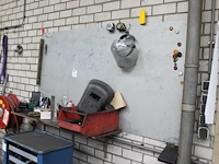 Gereedschappen en lasgerelateerde producten op schap en bord. - afbeelding 2 van  2