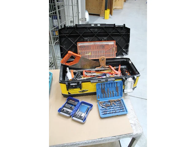 Gereedschappen in kist w.o. inbussleutels, schroevendraaiers, zagen en hamer. - afbeelding 2 van  3