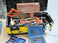 Gereedschappen in kist w.o. inbussleutels, schroevendraaiers, zagen en hamer. - afbeelding 2 van  3