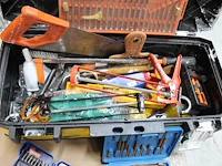 Gereedschappen in kist w.o. inbussleutels, schroevendraaiers, zagen en hamer. - afbeelding 3 van  3