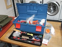 Gereedschappen in kist w.o. sleutels, schroevendraaiers, tangen en hamer. - afbeelding 1 van  2